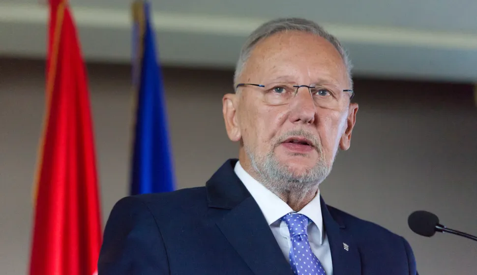 Zagreb, 26.09.2026 - Panel "Međunarodna sigurnost i geostrate&scaron;ke perspektive". Zaklada hrvatskog državnog zavjeta i Zaklada Konrad Adenauer dodijelili su uvjerenja 19. generaciji Političke akademije Zaklade hrvatskog državnog zavjeta, uz panel "Međunarodna sigurnost i geostrate&scaron;ke perspektive". Na panelu su sudjelovati ministar unutarnjih poslova Davor Božinović, rektor Sveučili&scaron;ta obrane i sigurnosti "dr. Franjo Tuđman" Ivica Lučić i zastupnik u Europskom parlamentu Karlo Ressler. Na fotografiji Davor Božinović, ministar unutarnjih poslova RH. foto HINA/ Tomislav BRĐANOVIĆ/ tb