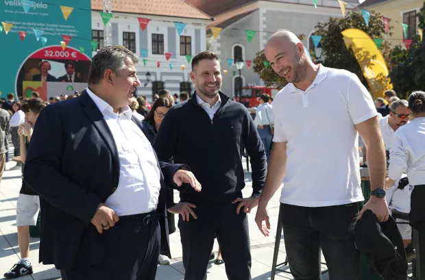 Osijek, 26. 09. 2026., Trg V. Lisinskog, Zaklada Novo sutra, Novo sutra, 10 godina djelovanja zaklade, Pavao Vujnovac; Ivan Radić; Ivan Jukić - PEVEXSNIMIO BRUNO JOBST