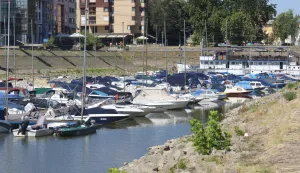 Osijek, 10. 08. 2'026, Zimska luka. Gotovo naukani brod Bijela lađa, i čamci u Zimskoj luci. Ekstremno nizak vodostaj na rijeci Dravi, gotovo svakodnevno se obaraju povjesni rekordi....slobdonjak, ilustracija.snimio GOJKO MITIĆ