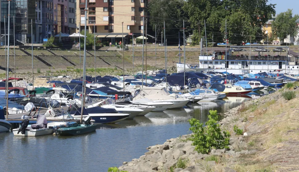 Osijek, 10. 08. 2'026, Zimska luka. Gotovo naukani brod Bijela lađa, i čamci u Zimskoj luci. Ekstremno nizak vodostaj na rijeci Dravi, gotovo svakodnevno se obaraju povjesni rekordi....slobdonjak, ilustracija.snimio GOJKO MITIĆ