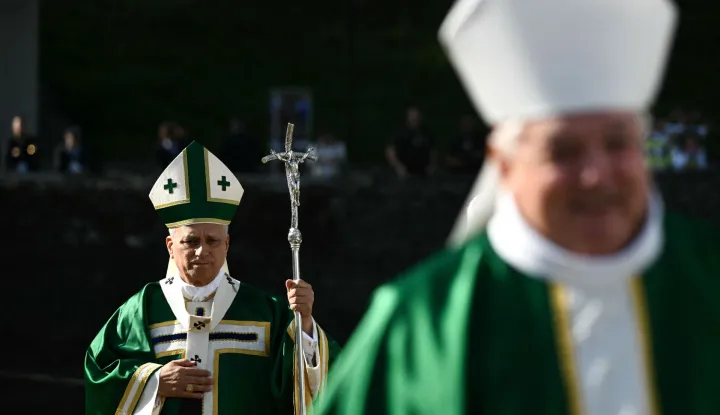 TOPSHOT - Pope Leo XIV arrives to celebrate a holy mass at the Prairie of the Shrine of Our Lady of Lourdes, southwestern France, on September 27, 2026 on the third day of his visit to France. (Photo by Philippe LOPEZ/AFP)