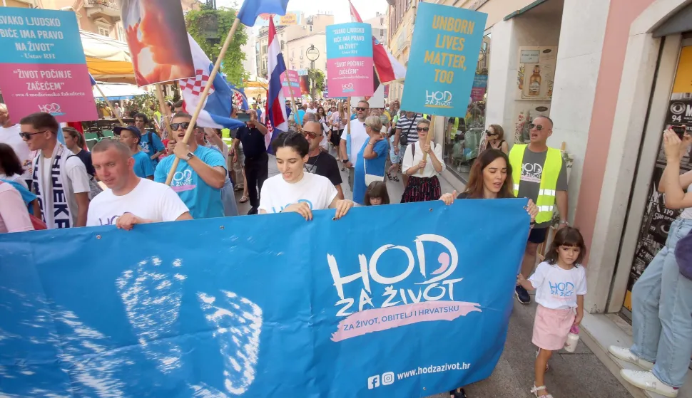 Rijeka, 5.9.2026.- Manifestacija Hod za ?ivot odr?ana je u sredi?tu Rijeke na potezu od Jela?i?evog trga preko Korza do Trga Rije?ke rezolucije, gdje je odr?an sredi?nji skup. foto HINA/ Miljenko KLEPAC/ mk