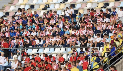 Rijeka, 03.10.2026 - Utakmica Lige nacija, Hrvatska - Engleska. Iako je Hrvatska dobila zabranu navijača na utakmici, UEFA je dozvolila gledatelje do 14 godina. Na slici hrvatski navijači, djeca, na tribinama. foto HINA/ Damir SENČAR/ ds