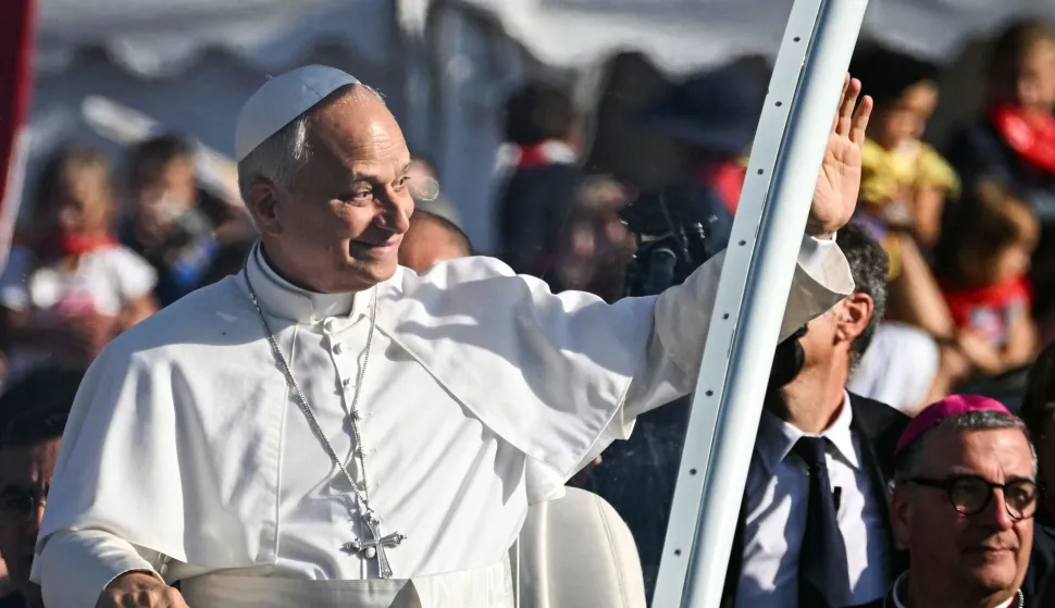 TOPSHOT - Pope Leo XIV waves to worshippers as he arrives on board of the Papamobile (popemobile) to celebrate a holy mass at the Prairie of the Shrine of Our Lady of Lourdes, southwestern France, on September 27, 2026 on the third day of his visit to France. (Photo by Lionel BONAVENTURE/AFP)