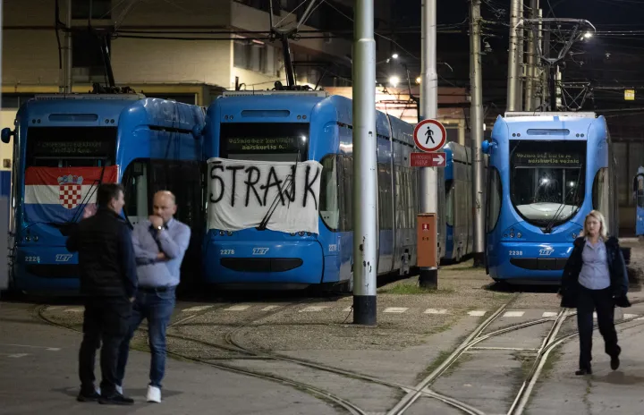 Zagreb, 28.09.2026 - &Scaron;trajk radnika ZET-a i Zagrebačkog holdinga počeo je ponedjeljak ujutro u 3.30, s početkom prve jutarnje smjene, kada inače iz spremi&scaron;ta izlaze prvi tramvaji i autobusi. Na slici tramvaji na spremi&scaron;tu ZET-a na Ljubljanici sa napisom &Scaron;trajk.foto HINA/ Damir SENČAR/ ds