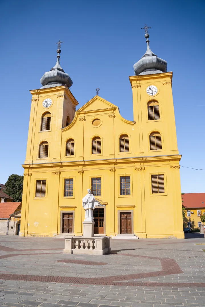 Barokna crkva sv. Mihovila izgrađena je na mjestu gdje je bila džamija