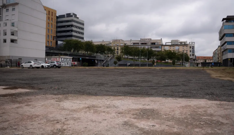 Osijek, 25. 9., 2026., Privatni parking između Županijske ulice i Prolaza Ante Slavičekaprivatni parking; naplata parkinga; parking; cijena parkinga; nulta zona; parkiranje