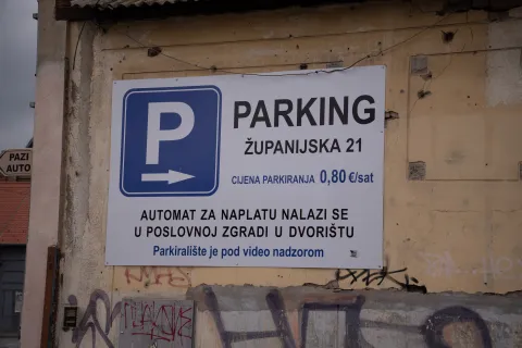 Osijek, 25. 9., 2026., Privatni parking između Županijske ulice i Prolaza Ante Slavičekaprivatni parking; naplata parkinga; parking; cijena parkinga; nulta zona; parkiranje