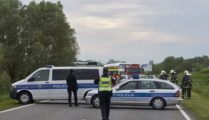 Bjelovar, 9.5.2017 - Pet je osoba poginulo, a dvije su te&scaron;ko ozlijeđene u prometnoj nesreći koja se dogodila u utorak u 17:20 sati na sjevernoj obilaznici Bjelovara. Sudarila su se dva osobna automobila golf slatinskih i mercedes kutinskih registracijskih tablica. U mercedesu su poginule dvije osobe, dvije su te&scaron;ko ozlijeđene i prevezene u Opću bolnicu Bjelovar, a u golfu su na mjestu događaja poginule tri osobe. Na slici policija, vatrogasci i hitna pomoć tijekom očevida.foto HINA/ ua