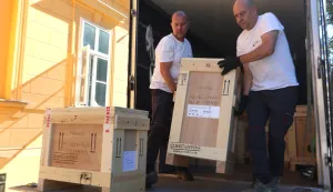 Osijek, 28. 09. 2026, Muzej likovnih umjetnosti Osijek, MLU. Stigla djela Oscara Nemona iz Londona i New Yorka u Osijek, istovar umjetničkih djela...snimio GOJKO MITIĆ