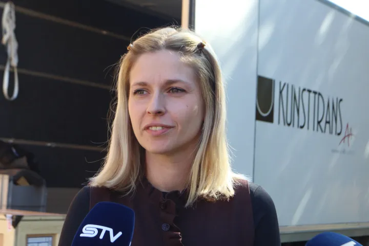 Osijek, 28. 09. 2026, Muzej likovnih umjetnosti Osijek, MLU. Stigla djela Oscara Nemona iz Londona i New Yorka u Osijek, istovar umjetničkih djela... Anja Kindl, kustosica.snimio GOJKO MITIĆ