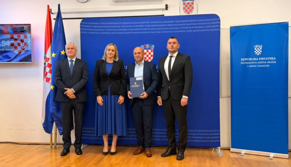 ĐakovoUgovor je direktoru Đakovačkog vodovoda I. Koči&scaron;u i zamjeniku gradonačelnika A. Galiću uručen u Donjem Miholjcu, uoči sjednice Savjeta za SlavonijuRujan 2026.