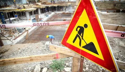 08.09.2017., Zagreb - Radnici postavljaju oplate i armirano zeljezo na gradilistu zgrade u Oreskovicevoj ulici. Photo: Boris Scitar/Vecernji list/PIXSELL------4 stupca colornovosti
