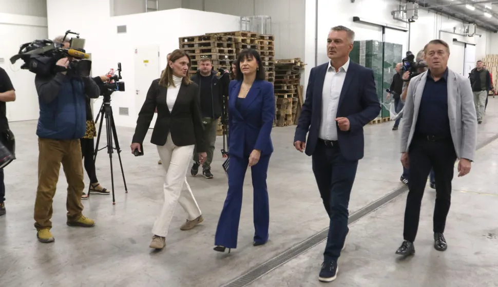 Osijek, 29. 09. 2026, Industrijska zona Nemetin. Regionalni distributivni centar, RDC. Posjet županice, Nata&scaron;a Trami&scaron;ak, RDC-u i dodjela potpora, obilazak, pogona, hladnjače... Ankica Pranjić, Nata&scaron;a Trami&scaron;ak, Alen Mamić i Goran Ivanović Lac.snimio GOJKO MITIĆ