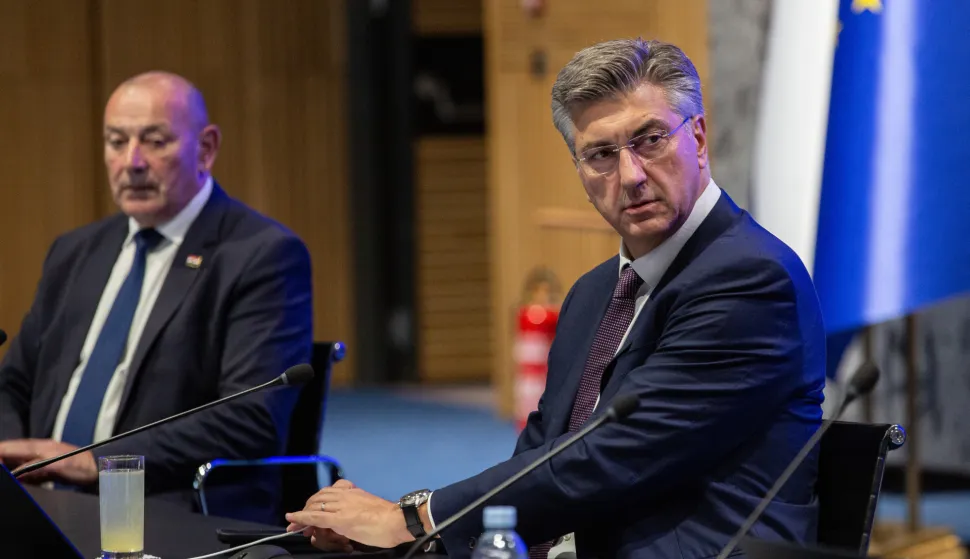 Zagreb, 29.09.2026.- Održana je sjednica Vlade Republike Hrvatske.Na fotografiji Tomo Medved, Andrej Plenković.foto HINA/ Luka &Scaron;ANGULIN/ l&scaron;