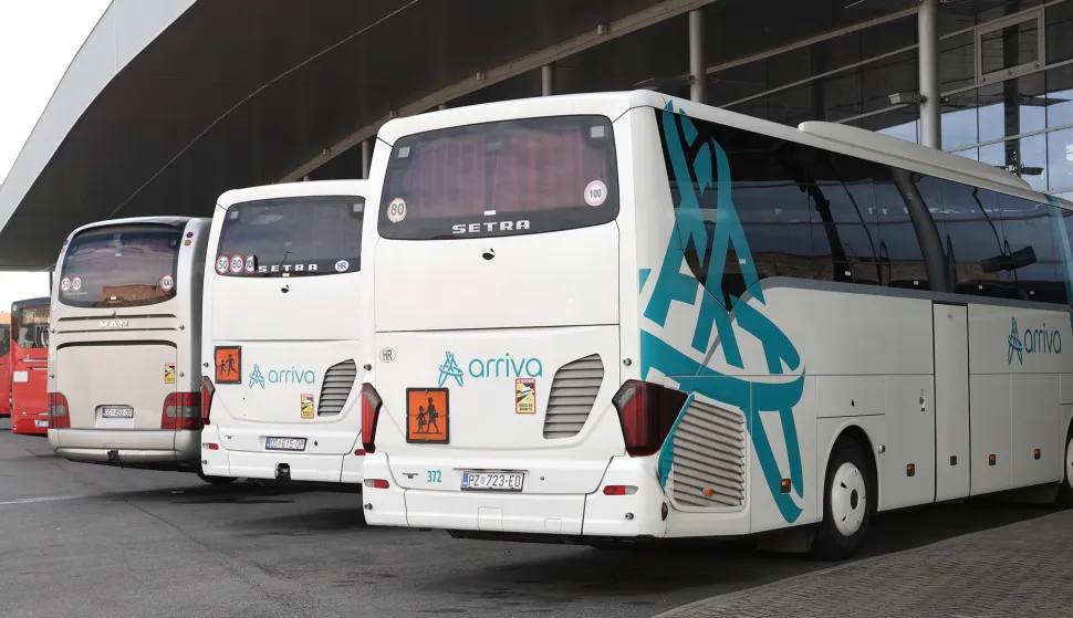 Osijek, 30. 10. 2025., Autobusni kolodvor Osijek, ugovor, prijevoz učenika, prijevoz, Arriva, autobus, autobusi, Nata&scaron;a Trami&scaron;ak, Dražen Divjak - predsjednik Uprave Arriva SNIMIO BRUNO JOBST
