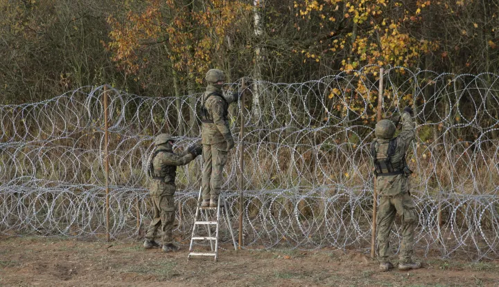 epa10281410 Polish soldiers install barbed wire along Polish border with the Russian exclave of Kaliningrad, near Zerdziny village, north-eastern Poland, 02 November 2022. Polish Defence Minister on 02 November said he had taken the decision to construct a barrier on the country's eastern border with the Russian exclave of Kaliningrad with work set to commence on the same day. Blaszczak told at a press conference that the move had been prompted by the start of flights to Kaliningrad from the Middle East and Africa and the need to strengthen national security 'by sealing the border'. Last year, Poland experienced heightened migratory pressure at its border with Belarus. Warsaw blamed the migrastion crisis on the Belarusian government, saying it was flying in Middle Eastern and African migrants on the false promise of easy access to the EU. EPA/TOMASZ WSZCZUK POLAND OUT
