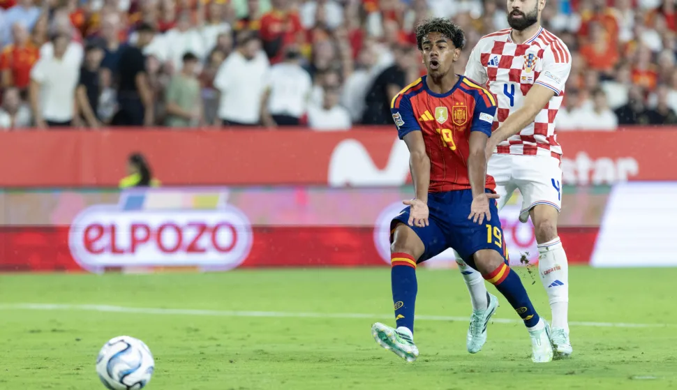 Sevilla, 29.09.2026 - Utakmica Lige nacija, &Scaron;panjolska - Hrvatska. Na slici Jo&scaron;ko Gvardiol, Lamine Yamal.foto HINA/ Daniel KASAP/ ds