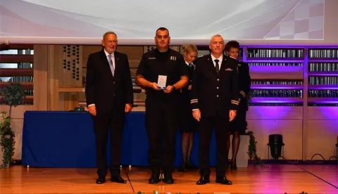 Slatinski policajac nagrađen za iznimnu hrabrost pri spa&scaron;avanju osobe iz bunara