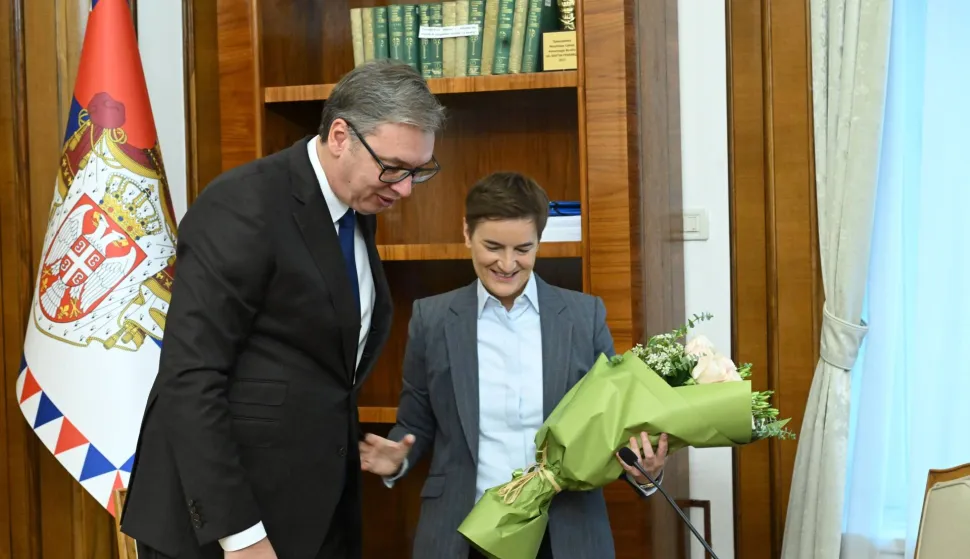 Beograd, 28.9.2026.-Srbijanski predsjednik na odlasku Aleksandar Vu?i?, koji je u nedjelju nave?er pred televizijskim kamerama u izravnom prijenosu potpisao ostavku, predao je ponedjeljak du?nost predsjednici Skup?tine Ani Brnabi?, koja privremeno preuzima ovlasti ?efa dr?ave i obna?at ?e ih do predsjedni?kih izbora krajem prosinca. foto HINA/ TANJUG/ RADE PRELI?/ ua