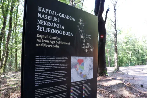 Zavr&scaron;ena je prva faza radova u Zoni A Arheolo&scaron;kog parka Kaptol, projekta kojim se jedan od najznačajnijih arheolo&scaron;kih lokaliteta željeznog doba u Europi postupno uređuje i stavlja u funkciju kulturnog turizma.