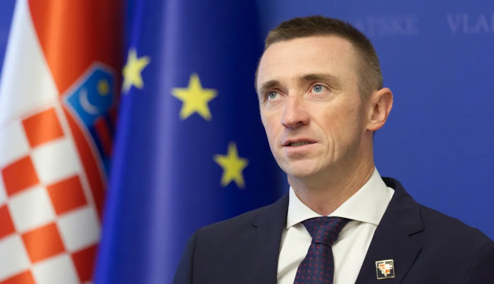 Zagreb, 249/24/262026. - Predsjednik Domovinskog pokreta i predsjednik Povjerenstva za utvrđivanje sudbina žrtava zločina počinjenih neposredno nakon Drugoga svjetskog rata Ivan Penava održao je konferenciju za medije na Trgu svetog Marka, nakon sjednice Povjerenstva. foto HINA/ Tomislav BRĐANOVIĆ/ tb