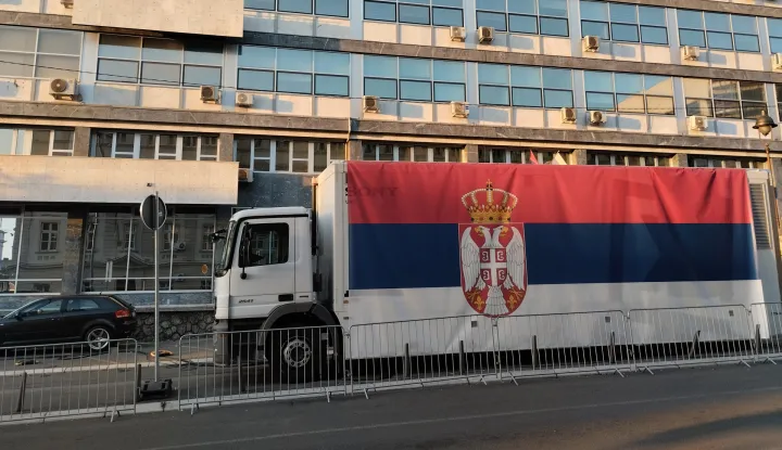 Beograd, 27.06.2026 - Srbiju, uz temperaturu oko 38 stupnjeva, o?ekuje i vreli politi?ki vikend zbog dva najavljena skupa - prista?e politike predsjednika dr?ave Aleksandra Vu?i?a okupit ?e se u subotu u Beogradu, a studentski pokret pozvao je u nedjelju gra?ane na veliki prosvjed u Kraljevu na kojem ?e ponovno biti zatra?eni izvanredni izbori. Zbog priprema skupa, na kojem Vu?i? ispred Skup?tine Srbije o?ekuje desetke tisu?a ljudi, sredi?te Beograda je do ponedjeljka ujutro blokirano za sav promet, ispred zgrade parlamenta postavljaju se ?atori, promet je zaustavljen i bo?nim ulicama, a linije javnog prijvoza izmjenjene su ili privremeno obustavljene. foto HINA/ Velimir ILI?/ ik