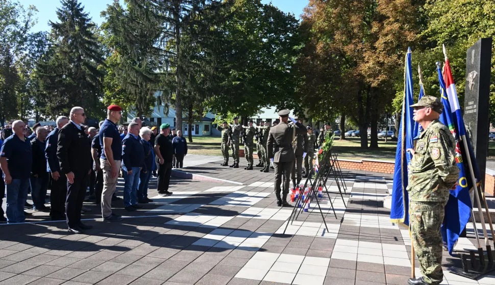 Vinkovci, 02.10.2026. - U vojarni 5. gardijske brigade "Slavonski sokolovi" obilje?ena je 34. obljetnice osnutka 5. gardijske brigade "Sokolovi". Polaganju vijenaca kod spomenika poginulim pripadnicima 5. gardijske brigade ?Sokolovi? nezo?ili su izaslanici predsjednika RH, Sabora, Vlade, suborci, ?upan VS? i gradona?elnik Vinkovaca. foto HINA/Gordan Pani?/ gp