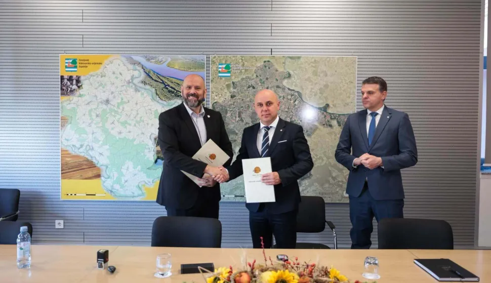 VINKOVCINa Međunarodni dan nenasilja, koji se obilježava 2. listopada, u Vinkovcima je potpisan ugovor o dodjeli financijskih sredstava Centru za nestalu i zlostavljanu djecu za provedbu projekta "Centar za sigurniji internet". 2. 10. 2026.