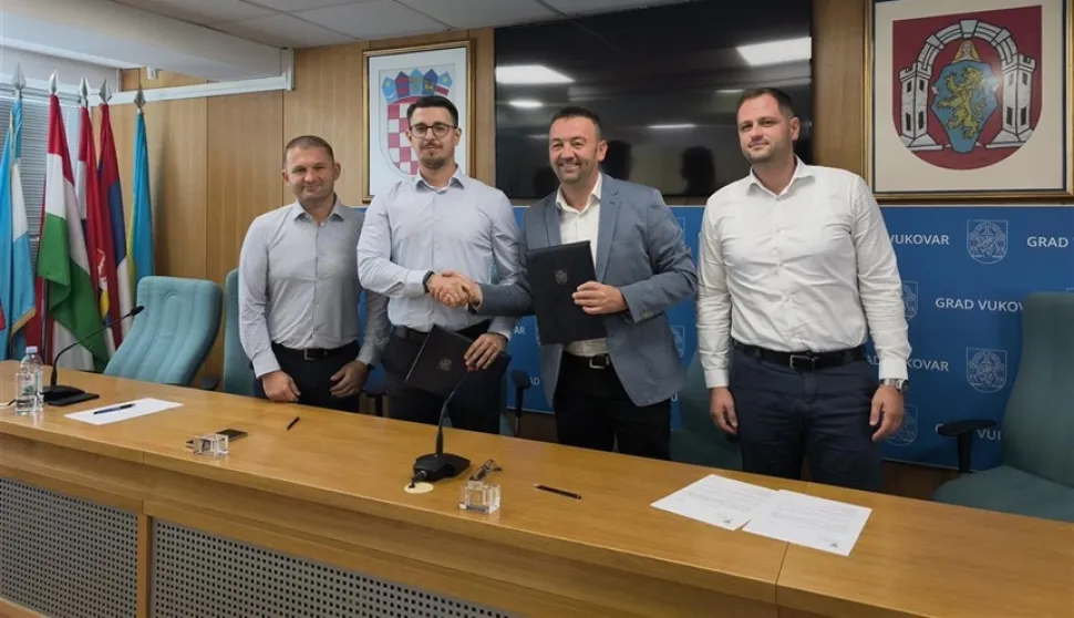 VUKOVARU vukovarskoj gradskoj upravi potpisan je ugovor za pro&scaron;irenje sredi&scaron;njeg dječjeg igrali&scaron;ta u Ulici Bartola Ka&scaron;ića na Mitnici2. 10. 2026.