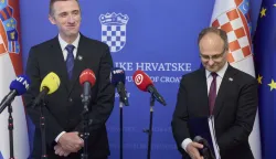 Zagreb, 02.10.2026. - Predsjednik Domovinskog pokreta Ivan Penava i Zvonimir Frka-Pete&scaron;ić dali su izjave za medije nakon sjednice Povjerenstva za utvrđivanje sudbina žrtava zločina počinjenih neposredno nakon Drugoga svjetskog rata.Na fotografiji Ivan Penava, Zvonimir Frka-Pete&scaron;ić.foto HINA/ Edvard &Scaron;U&Scaron;AK /es