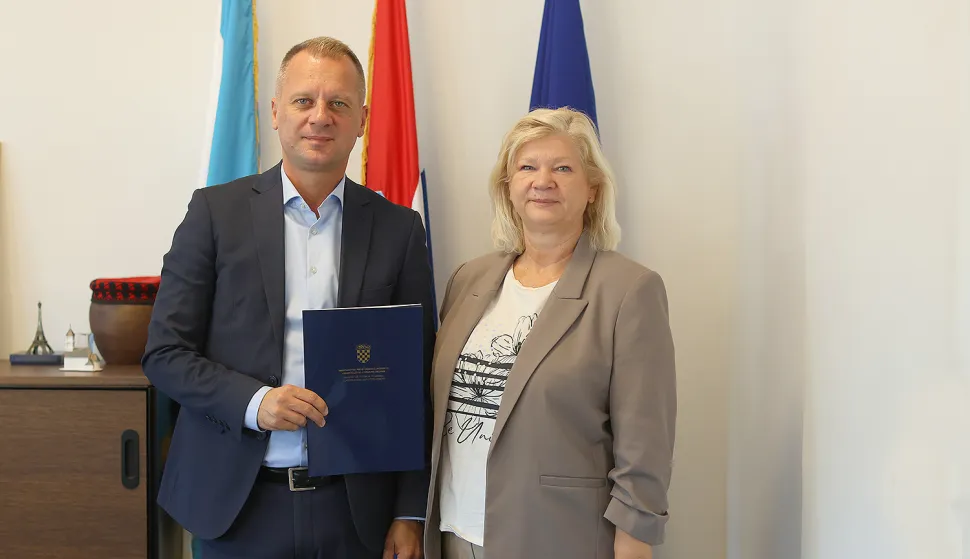 Na radnom sastanku u Virovitičko-podravskoj županiji državna tajnica u Ministarstvu prostornoga uređenja, graditeljstva i državne imovine&nbsp;Sanja Bo&scaron;njak&nbsp;županu Virovitičko-podravske županije&nbsp;Igoru Androviću&nbsp;uručila je Ugovor o pravu služnosti.listopad 2026.