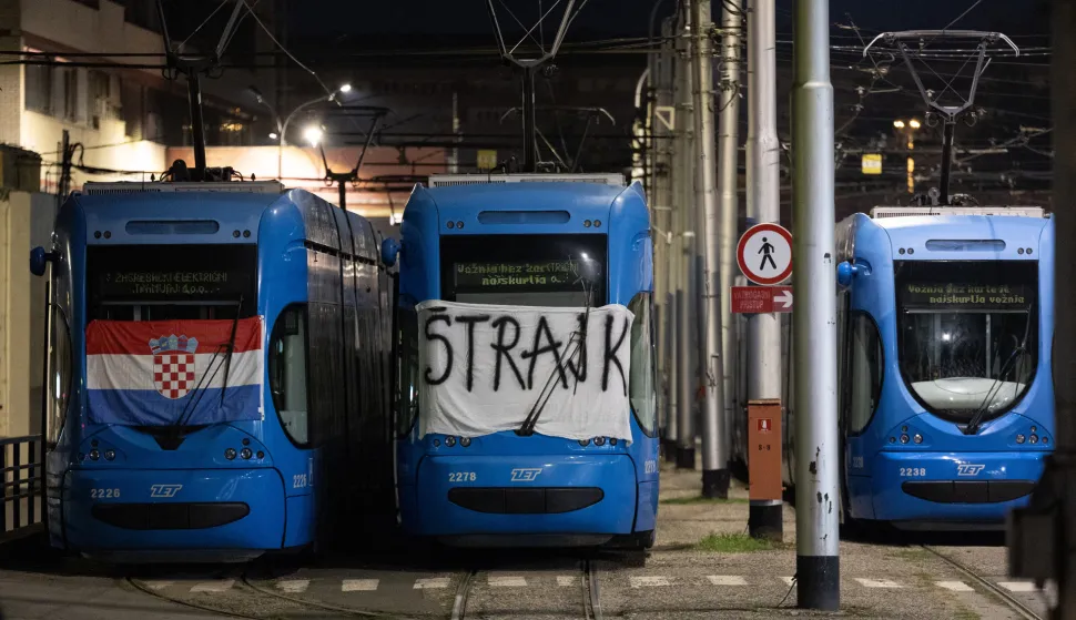 Zagreb, 28.09.2026 - &Scaron;trajk radnika ZET-a i Zagrebačkog holdinga počeo je ponedjeljak ujutro u 3.30, s početkom prve jutarnje smjene, kada inače iz spremi&scaron;ta izlaze prvi tramvaji i autobusi. Na slici tramvaji na spremi&scaron;tu ZET-a na Ljubljanici sa napisom &Scaron;trajk.foto HINA/ Damir SENČAR/ ds