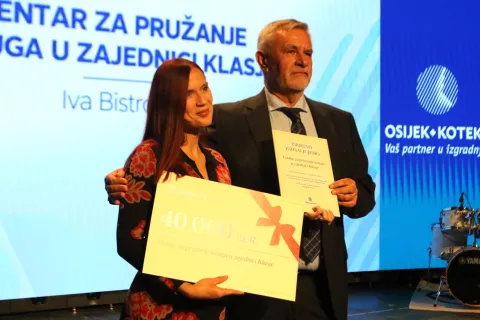 Osijek, 02. 10. 2026, HNK Osijek, proslava 80 godina Osijek Koteksa, svečanost i koncert Klape In Trade i Tomislav Bralić. Donacija 40 000 eur, Centru za pružanje usluga u zajednici Klasije, Iva Bistrović.snmio GOJKO MITIĆ