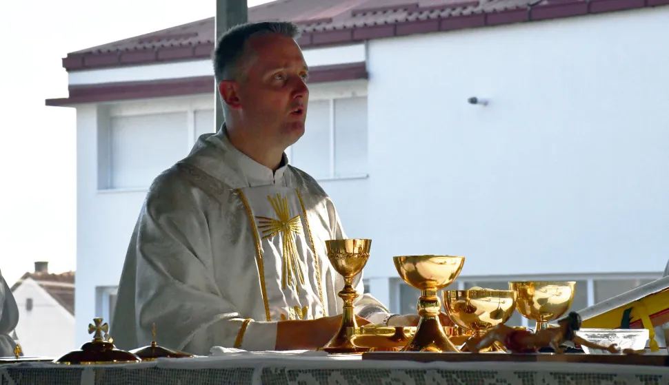 15.08.2022., Brodsko Vinogorje - Svetu misu na Blagdan Velike Gospe u svetistu Uznesenja Bla​z​ene Djevice Marije u Brodskom Vinogorju predvodo je ​z​upnik Krunoslav Karas. Photo: Ivica Galovic/PIXSELL
