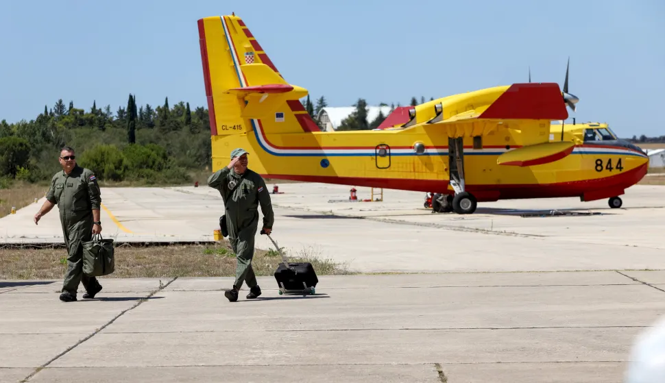 31.07.2024., Zemunik - Potpredsjednik Vlade RH i ministar obrane Ivan Anusic posjetio 855. protupozarnu eskadrilu Hrvatskog ratnog zrakoplovstva. Photo: Sime Zelic/PIXSELL