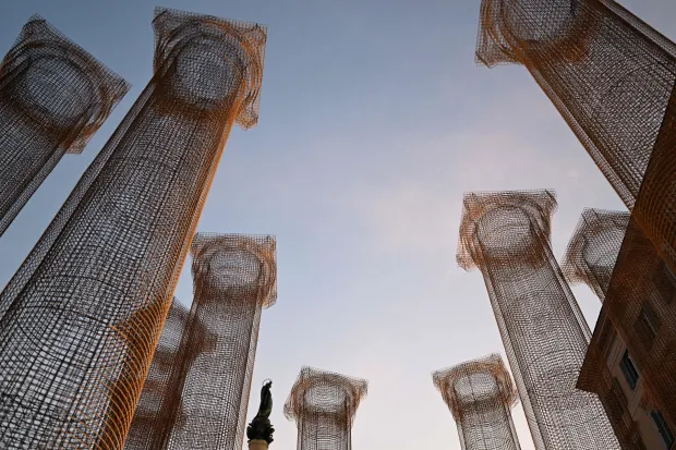 This photograph shows the art installation 'Selva' by Italian sculptor Edoardo Tresoldi in Piazza Mignanelli, central Rome, on October 2, 2026. The project, promoted by the Valentino Foundation, is located on the site of the fashion house's historic headquarters where fashion shows and the founding of the Valentino Academy have marked the history of this space. (Photo by Andreas SOLARO/AFP)/RESTRICTED TO EDITORIAL USE - MANDATORY MENTION OF THE ARTIST UPON PUBLICATION - TO ILLUSTRATE THE EVENT AS SPECIFIED IN THE CAPTION