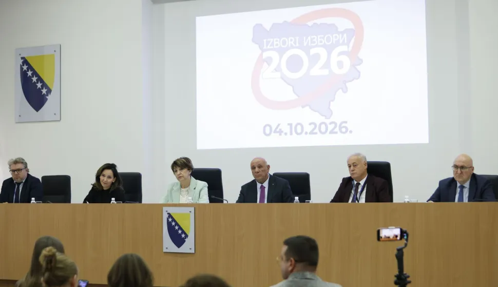 sarjevo, 4.10.2026.- Ve?ina glasa?kih mjesta na kojima su bira?i u Bosni i Hercegovini u nedjelju birali vlast za naredne ?etiri godine zatvorena je u 19 sati, a glasanje je produ?eno samo na onim mjestima na kojima je bilo ka?njenja pri otvaranju ili gdje su bira?i jo? ?ekali u redovima. Na slici tiskovna konferencija Sredi?njeg izbornog povjerenstva BiH (SIP). foto HINA/ FENA/ Amer Kajmovi?/ ua
