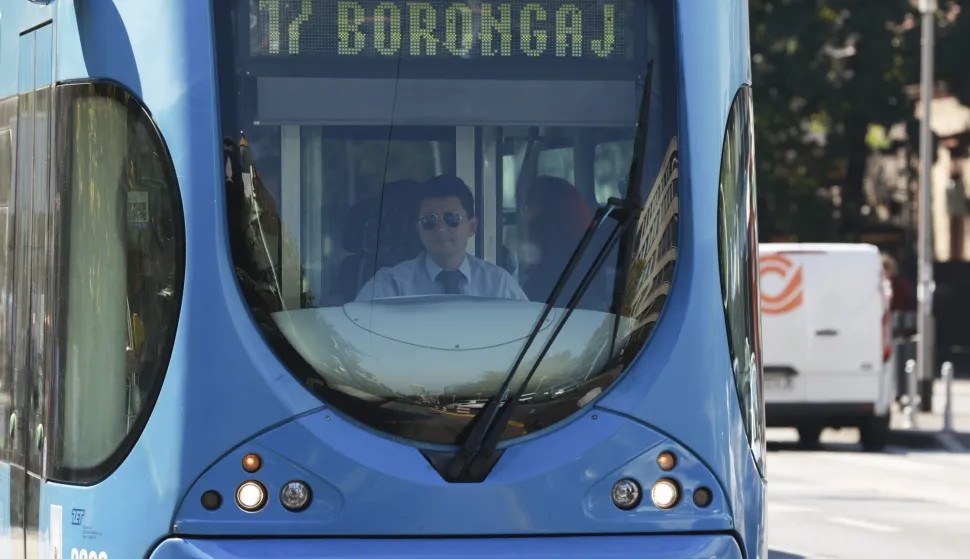 Zagreb, 28.09.2026. - Vozači ZET-a koji ne &scaron;trajkaju poručili su u ponedjeljak kako je njihova dužnost i odgovornost bila da danas rade i da su im građani na tome zahvalni. Na slici vozač ZET-a&nbsp;u tramvaju broj 17. foto HINA/ Lana SLIVAR/ ls