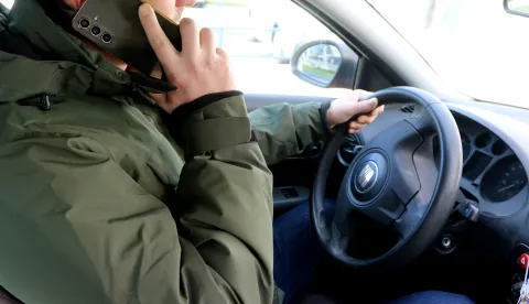 Osijek, 21. 11. 2024, Ne vezanje pojasom i korri&scaron;tenje mobitela u vožnji automobila, ilustracija.snimio GOJKO MITIĆ