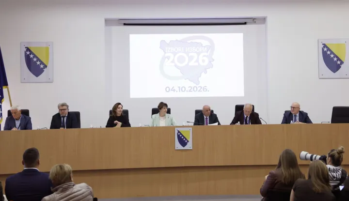 sarjevo, 4.10.2026.- Ve?ina glasa?kih mjesta na kojima su bira?i u Bosni i Hercegovini u nedjelju birali vlast za naredne ?etiri godine zatvorena je u 19 sati, a glasanje je produ?eno samo na onim mjestima na kojima je bilo ka?njenja pri otvaranju ili gdje su bira?i jo? ?ekali u redovima. Na slici tiskovna konferencija Sredi?njeg izbornog povjerenstva BiH (SIP). foto HINA/ FENA/ Amer Kajmovi?/ ua