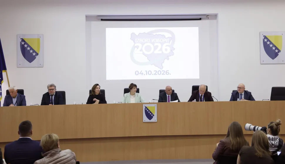 sarjevo, 4.10.2026.- Ve?ina glasa?kih mjesta na kojima su bira?i u Bosni i Hercegovini u nedjelju birali vlast za naredne ?etiri godine zatvorena je u 19 sati, a glasanje je produ?eno samo na onim mjestima na kojima je bilo ka?njenja pri otvaranju ili gdje su bira?i jo? ?ekali u redovima. Na slici tiskovna konferencija Sredi?njeg izbornog povjerenstva BiH (SIP). foto HINA/ FENA/ Amer Kajmovi?/ ua