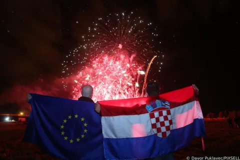 01.07.2013., Zagreb - Slavlje povodom hrvatskog pridruzivanja Europskoj uniji na 13. medjunarodnom festivalu vatrometa na Bundeku. rPhoto: Davor Puklavec/PIXSELLr