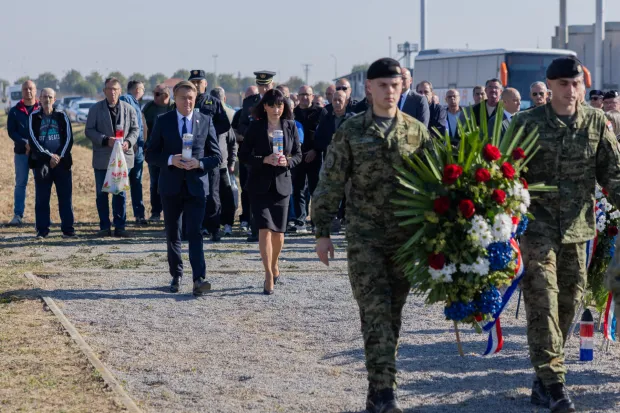Polaganjem vijenaca i paljenjem svijeća te molitvom za poginule i nestale hrvatske branitelje ispred spomen-obilježja masovne grobnice i spomenika Bijeli križ na Orlovnjaku kod Antunovca obilježena je 35. godi&scaron;njica okupacije Orlovnjaka.6. 10. 2026.