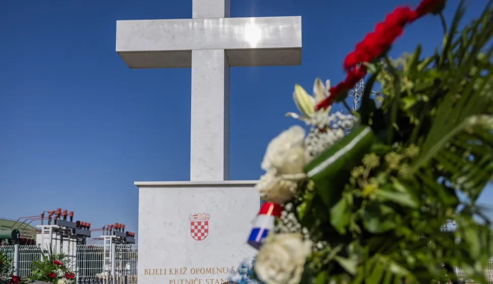 Polaganjem vijenaca i paljenjem svijeća te molitvom za poginule i nestale hrvatske branitelje ispred spomen-obilježja masovne grobnice i spomenika Bijeli križ na Orlovnjaku kod Antunovca obilježena je 35. godi&scaron;njica okupacije Orlovnjaka.6. 10. 2026.