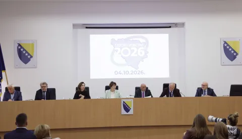 sarjevo, 4.10.2026.- Ve?ina glasa?kih mjesta na kojima su bira?i u Bosni i Hercegovini u nedjelju birali vlast za naredne ?etiri godine zatvorena je u 19 sati, a glasanje je produ?eno samo na onim mjestima na kojima je bilo ka?njenja pri otvaranju ili gdje su bira?i jo? ?ekali u redovima. Na slici tiskovna konferencija Sredi?njeg izbornog povjerenstva BiH (SIP). foto HINA/ FENA/ Amer Kajmovi?/ ua