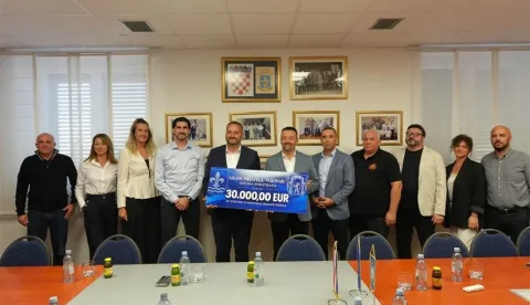 Akcija izgradnje Stadiona "12 hrvatskih redarstvenika" u Vukovaru dobila je snažnu potporu Općine Podstrana iz Splitsko-dalmatinske županije. Za izgradnju stadiona općina je donirala 30 000 eura, &scaron;to je u ovom trenutku najveća pojedinačna donacija jedne općine ovom projektu.