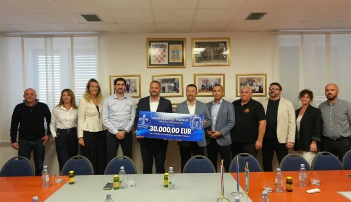 Akcija izgradnje Stadiona "12 hrvatskih redarstvenika" u Vukovaru dobila je snažnu potporu Općine Podstrana iz Splitsko-dalmatinske županije. Za izgradnju stadiona općina je donirala 30 000 eura, &scaron;to je u ovom trenutku najveća pojedinačna donacija jedne općine ovom projektu.
