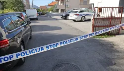 Zadar, 05.10.2026. - Policija je danas zaprimila dojavu da je na gradskom predjelu Stanovi, jedna osoba ozlijeđena. Na mjesto događaju su odmah po dojavi upućeni policijski službenici i druge žurne službe. U stanu je zatečena ženska osoba koja je od zadobivenih ozljeda preminula. Neslužbeno se doznajue da je unuk ubio baku. U tijeku je kriminalističko istraživanje.Foto HINA/Zvonko KUCELIN