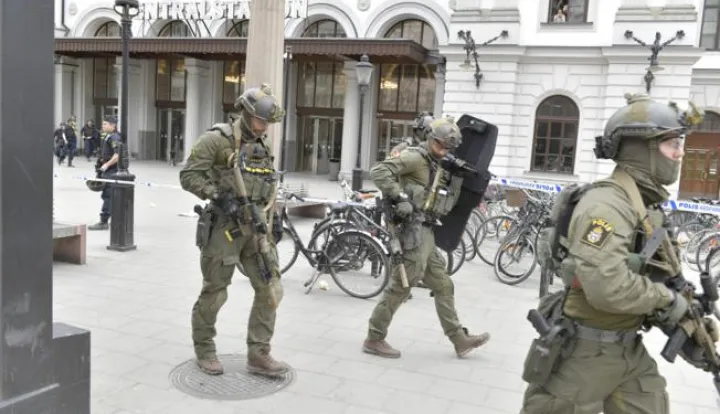 epa05894814 Police officers outside Stockholm Central station in Stockholm, Sweden, 07 April 2017. Three people were killed when a truck crashed into department store Ahlens on Drottninggatan, in central Stockholm, 07 April 2017. EPA/JESSICA GOW SWEDEN OUT